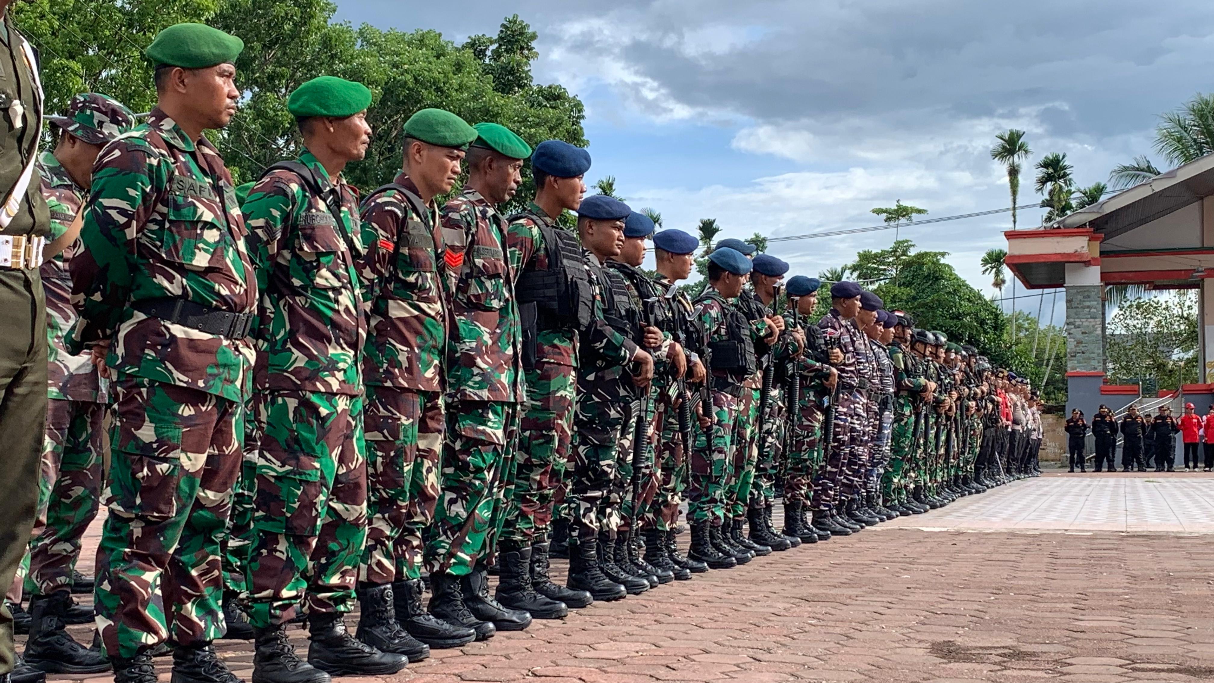 Barisan aparat keamanan dalam apel kesiapan pengamanan perayaan Natal 2025 di wilayah Kabupaten Mimika, di Pelataran Graha Eme Neme Yauware, Rabu (24/12/2025), (Foto: Cenderawasih Pos/Moh. Wahyu)
