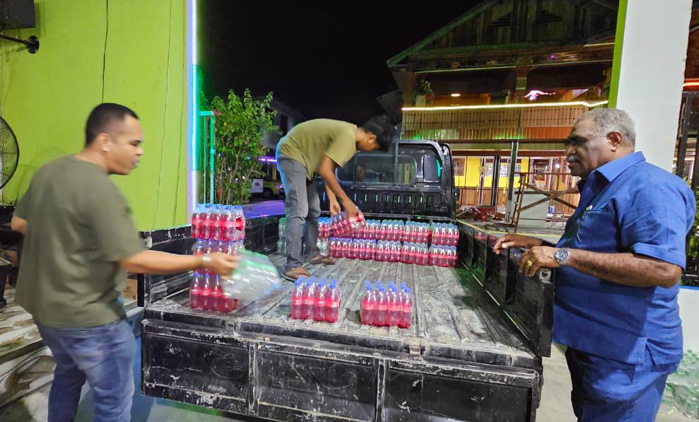 Ondoafi Skouw, Abisai Rollo saat memantau distribusi minuman di kediamanya di Kotaraja, Selasa (23/12/2025) malam. (CEPOSONLINE.COM/HANS PALEN)