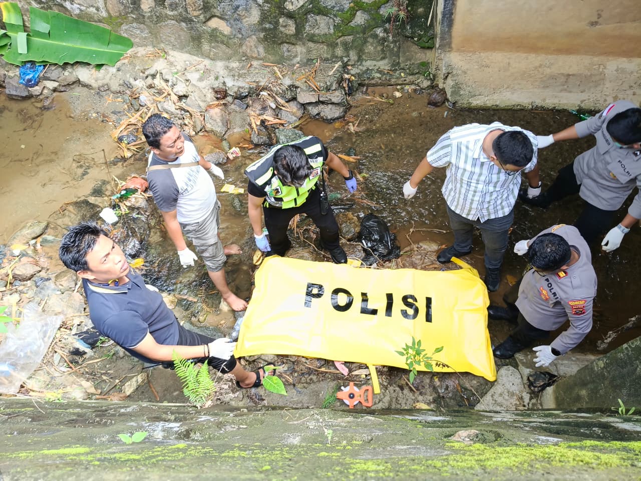 Aparat keamanan saat mengamankan salah satu barang bukti dari kasus penikaman di Buper Waena, Rabu (24/12/2025)