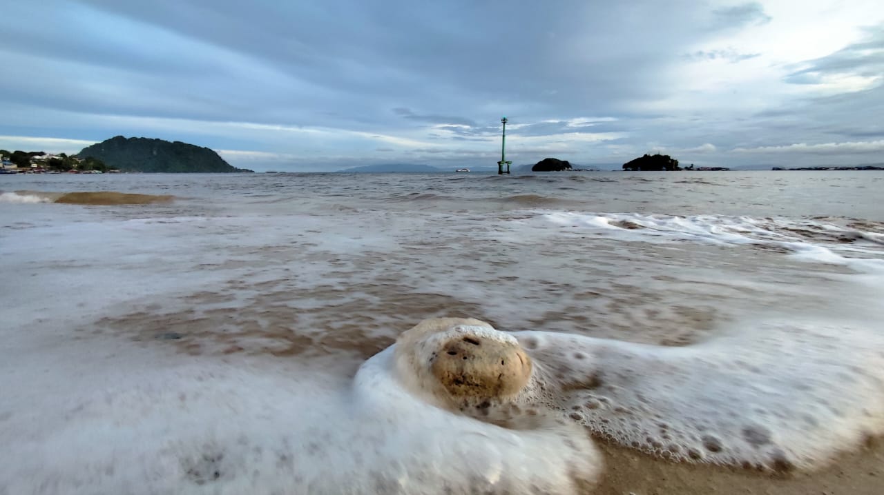 Kawasan Pantai dok 2 Jayapura yang berada tepat di depan kantor Gubernur Papua, Kamis (25/12/2025). Selain Kota Jayapura, sejumlah kota lainnya juga bakal dilanda hujan hari ini.