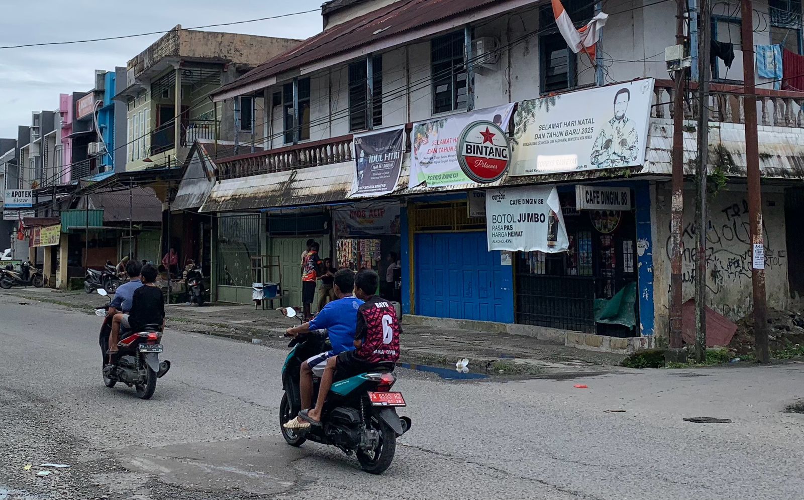 Salah satu toko dingin yang berada di Jalan Pendidikan Timika yang sementara ditutup. (CEPOSONLINE.COM/WAHYU)