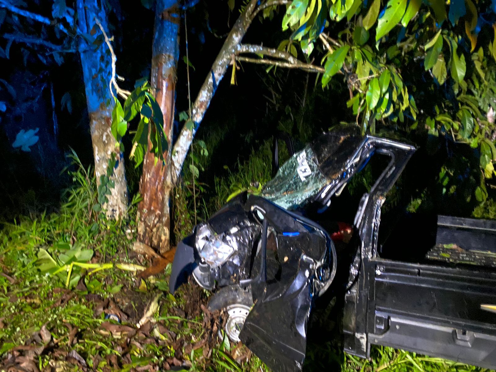 Kondisi mobil pikap yang mengalami kecelakaan di Jalan Poros Timika-Poumako, Distrik Mimika Timur, Kamis (25/12/2025). (Ceposonline.com/istimewa)