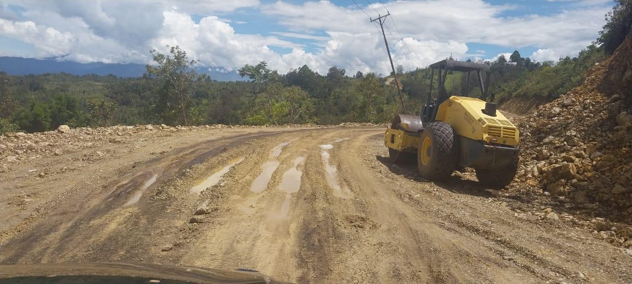 Pekerjaan Pengaspalan Jalan di Distrik Pelebaga - Landia yang dinilai kualitasnya kurang karena mulai terbelah meskipun baru di lakukan pengaspalan, Jumat (26/12/2025).(Ceposonline.com/Dok.Ketua DPRK