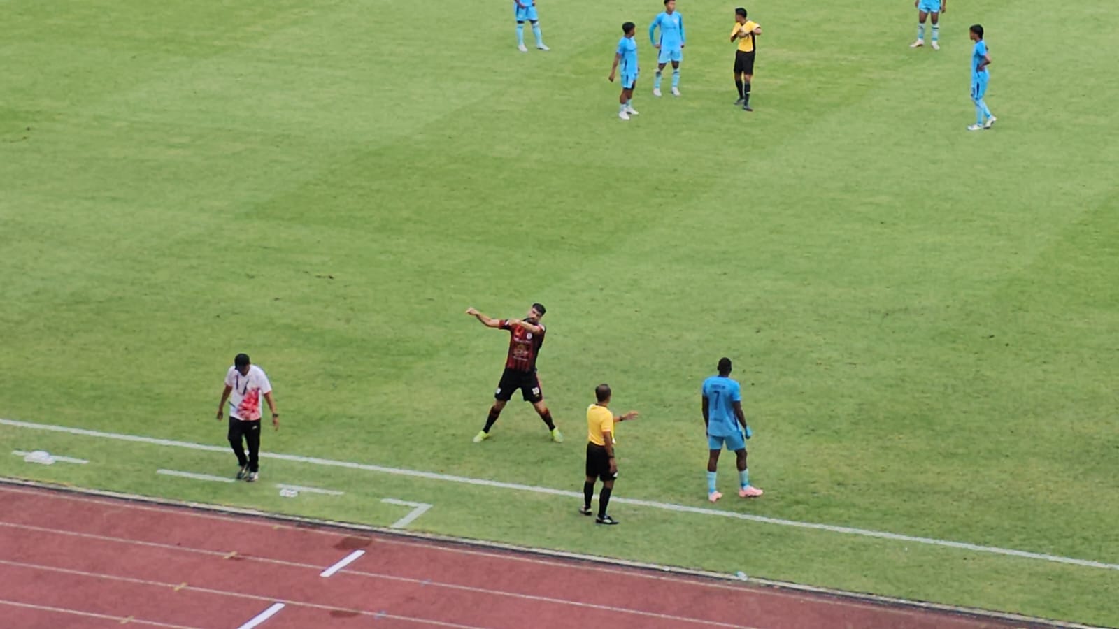 Mathus Da Silva saat melakukan selebrasi usai mencetak gol ke gawang Persela Lamongan. (CEPOSONLINE.COM/HANS PALEN)