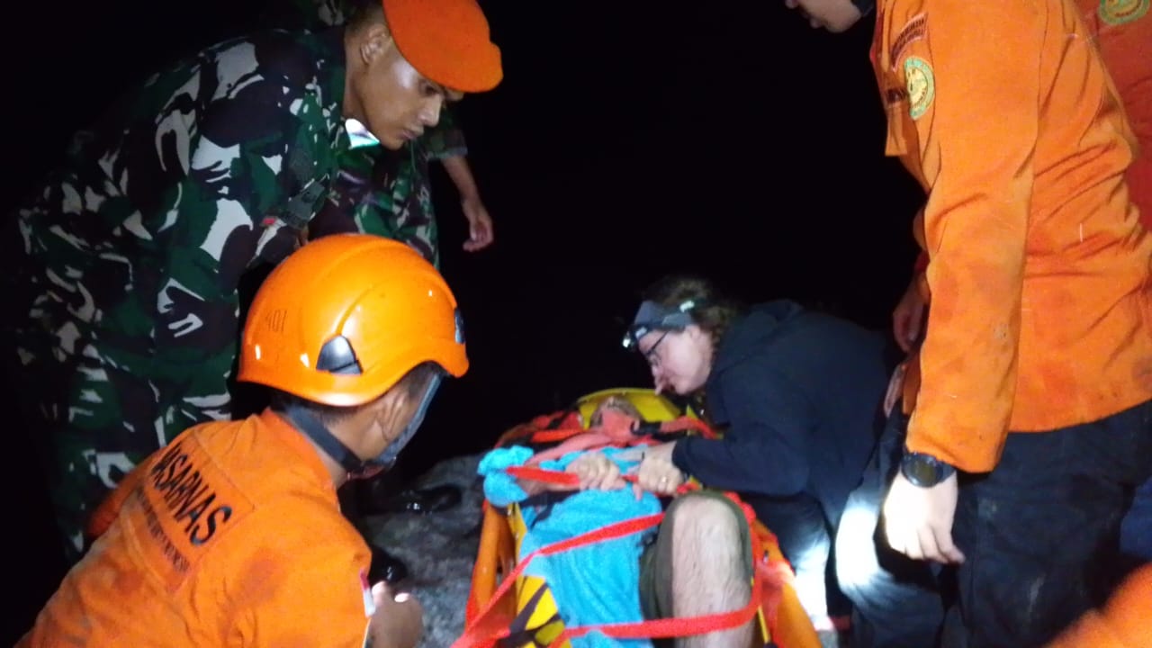 Tim SAR gabungan melakukan evakuasi terhadap korban kecelakaan di kawasan Air Terjun Cyclop Pos 7, Distrik Sentani Kota, Kabupaten Jayapura, Sabtu (27/12/2025). (Humas SAR Jayapura)