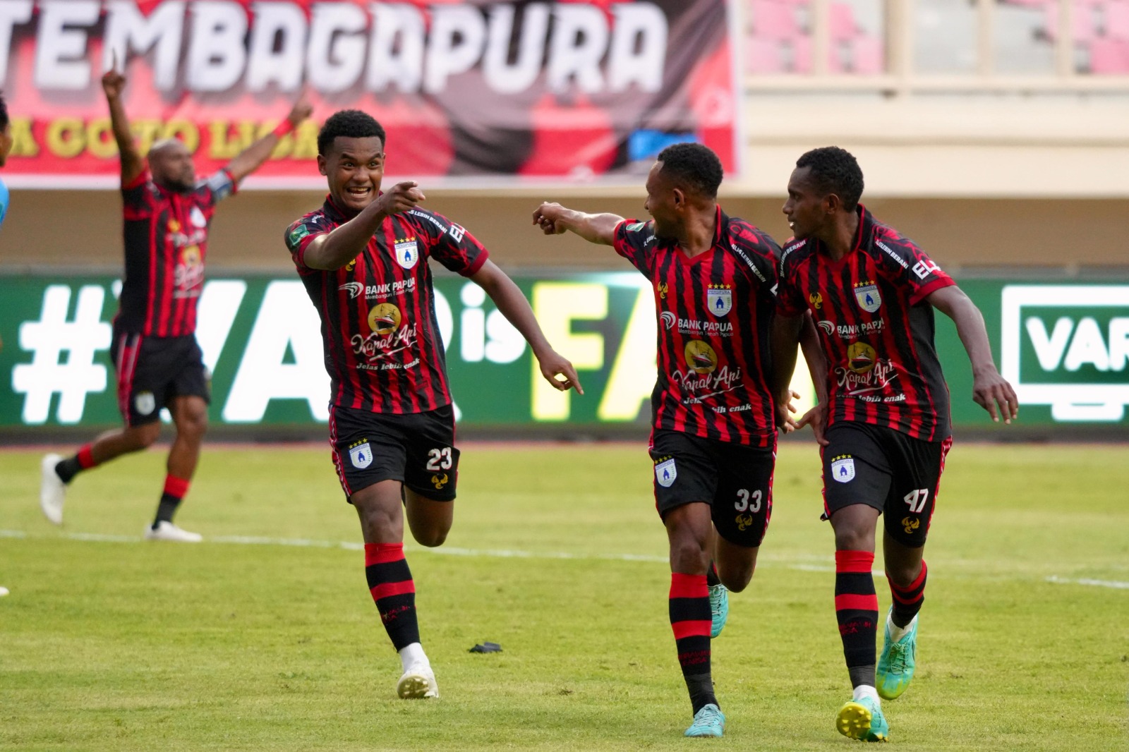 Pemain Persipura, Ramai Rumakiek dan Gunansar Mandowen saat melakukan selebasi usai cetak gol kegawang Persela Lamongan. (CEPOSONLINE.COM/ISTIMEWA PERSIPURA)
