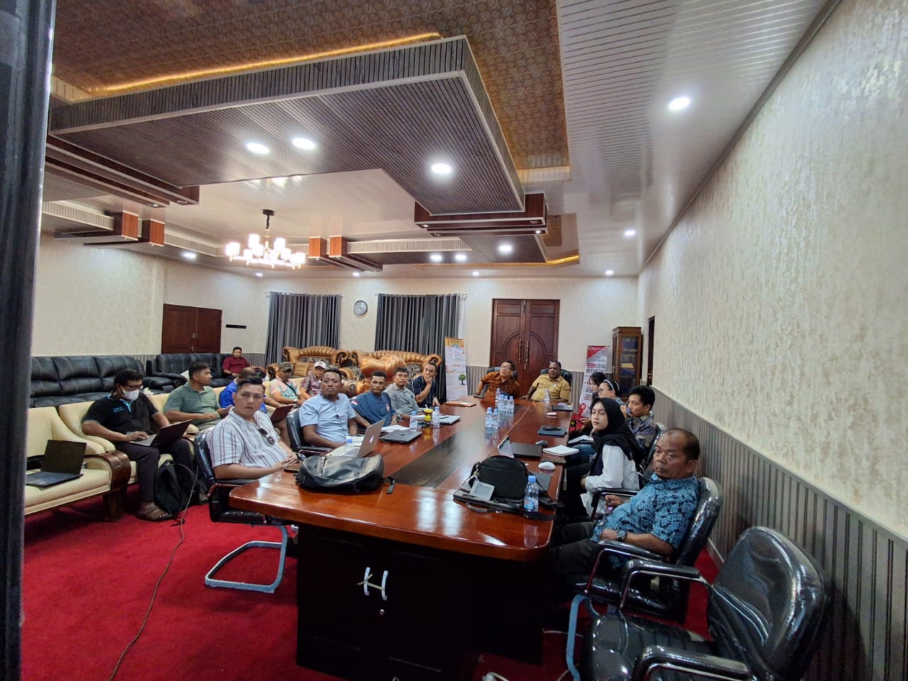Pj. Sekda Papua Tengah, Silwanus Sumule didampingi Kepala Bapperinda Papua Tengah, Eliezer Yogi saat memimpin strategis penyusunan Rencana Anggaran Pelaksanaan Dana Otonomi Khusus Tahun Anggaran 2026.