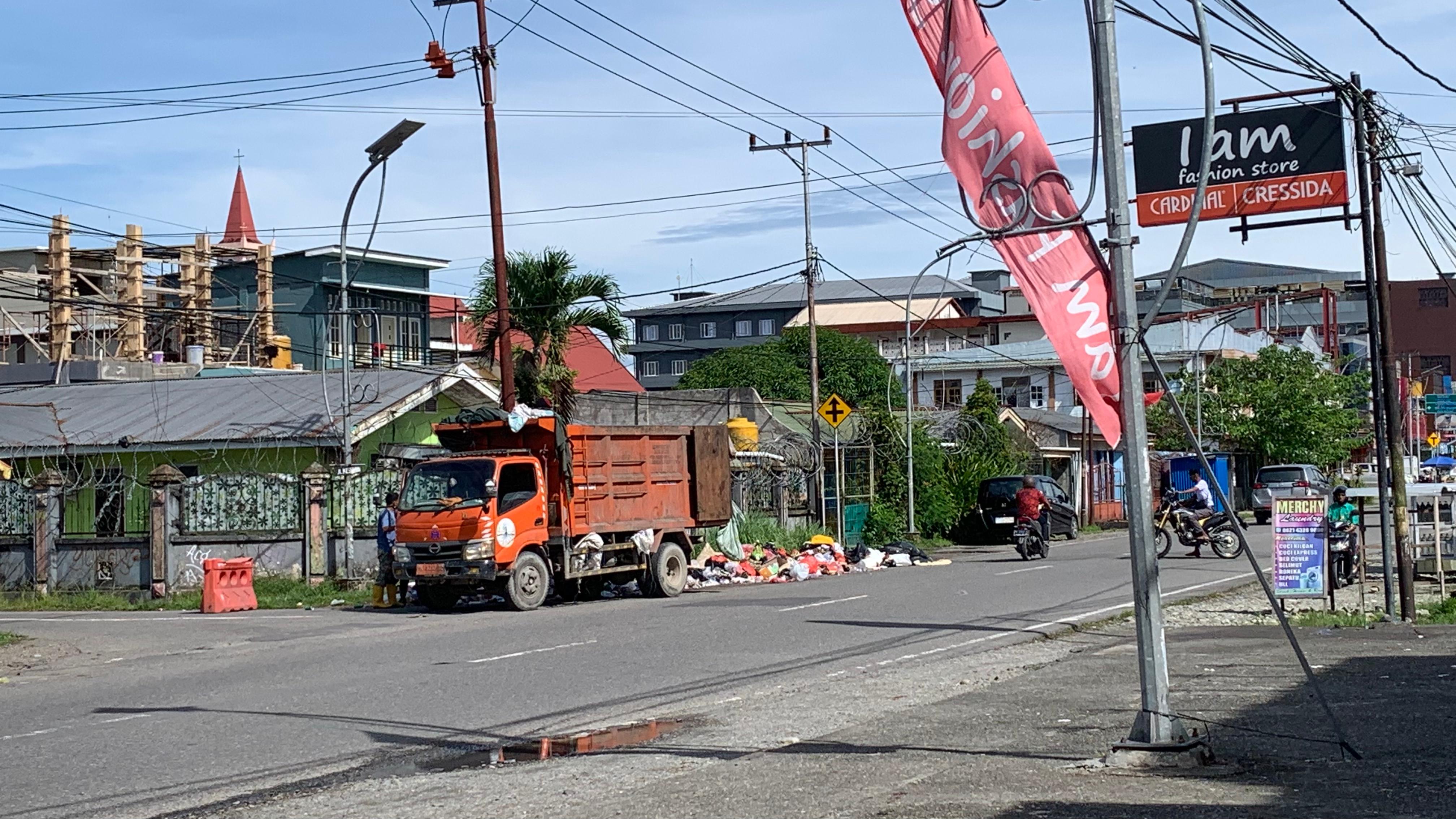 Truk pengangkut sampah yang sedang terparkir di tempat pembuangan sementara di Jalan Budi Utomo Timika, Senin (29/12/2025).   (Ceposonline.com/Moh. Wahyu Welerubun).