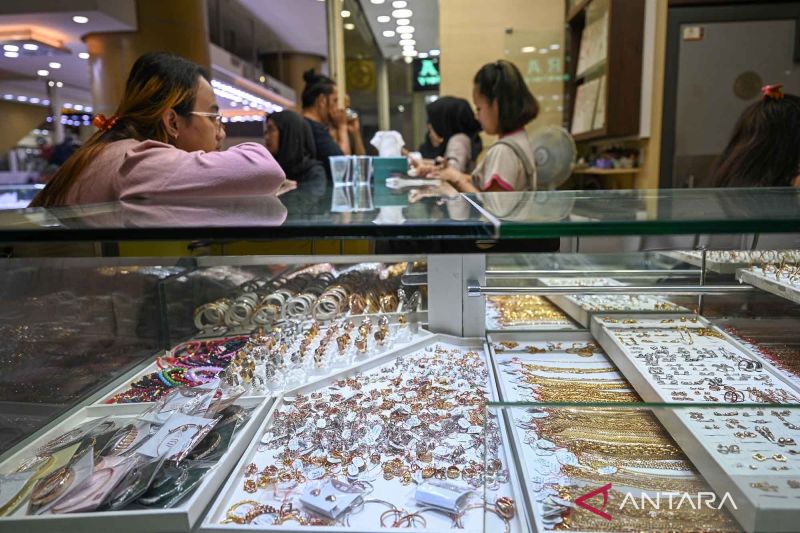 Calon pembeli melihat emas yang dijual di salah satu toko emas perhiasan di Cikini, Jakarta, Senin (1/12/2025). (Ceposonline.com/Antara)