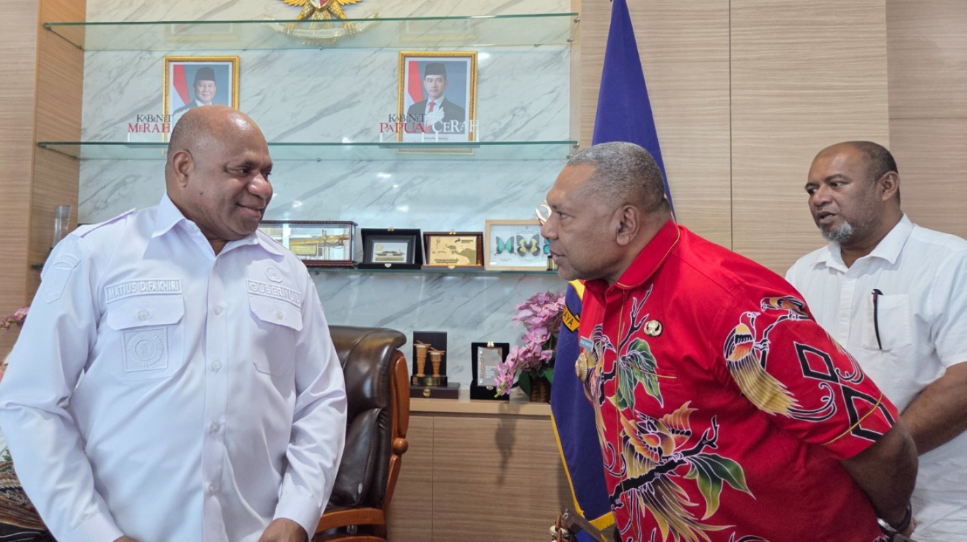Gubernur Papua, Matius D Fakhiri saat berbincang dengan Wagub, Aryoko Rumaropen. (CEPOSONLINE.COM/ISTIMEWA).