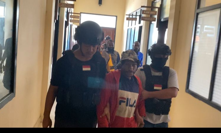 Pelaku Pembunuhan Guru Melani Wamea, diamankan di Mapolres Yahukimo, Minggu (28/12/2025)(CEPOSONLINE.COM/Humas Polda Papua)