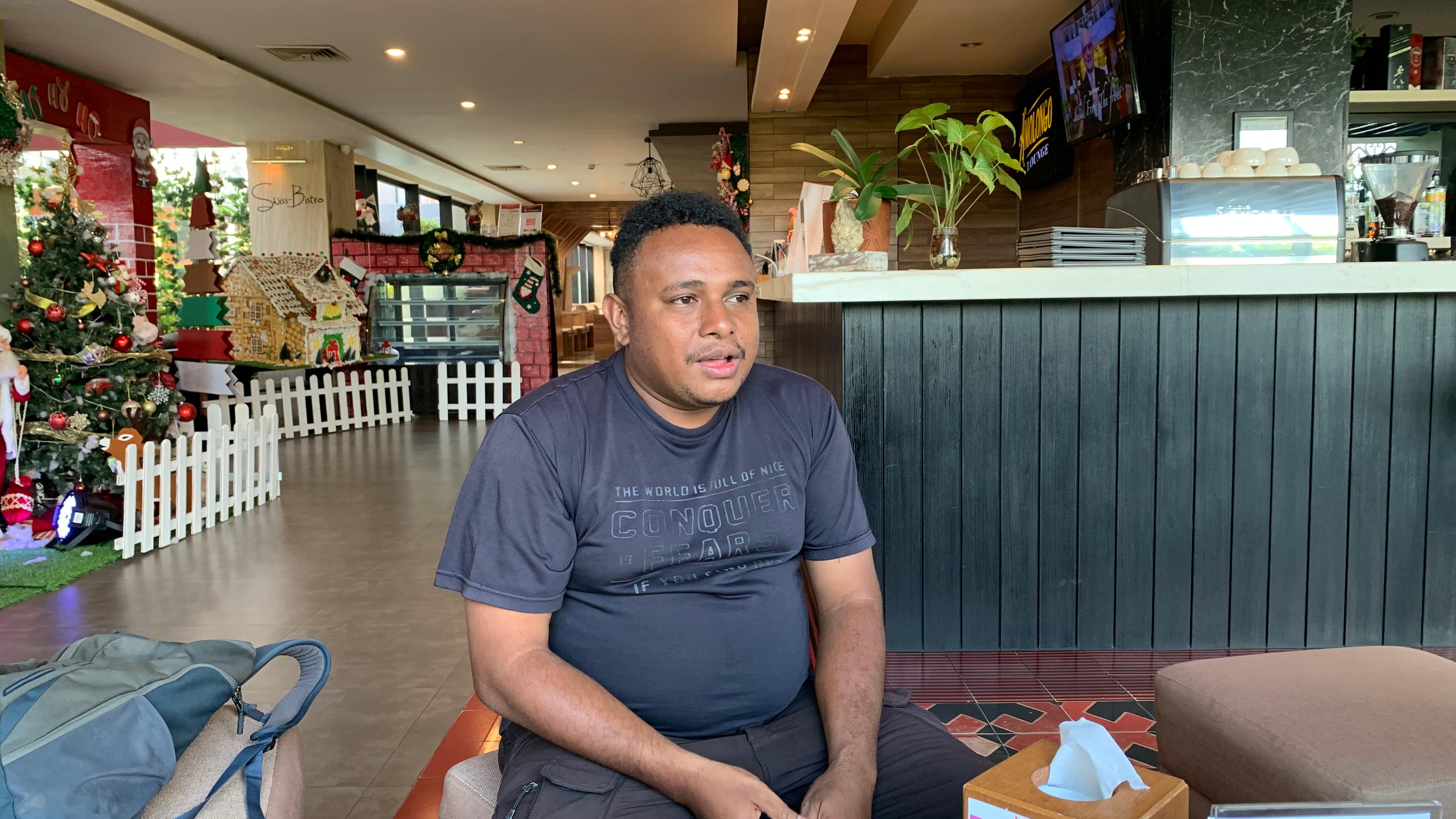 Aktivis Lingkungan, Elias Ndiwaen Mahuse saat ditemui di Swiss-Bellin Hotel Timika, Selasa, 23 Desember 2025, (Ceposonlinemcom/Moh. Wahyu Welerubun).