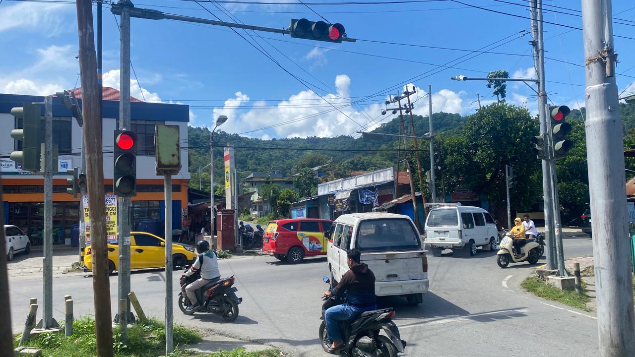 Terlihat beberapa angkot dan kendaraan roda dua trobos traffic light meski lampu merah menyala, di simpang Jalan Kamkey Tanah Hitam Abepura, Senin (29/12/2025).(Ceposonline.com/Jimianus Karlodi)