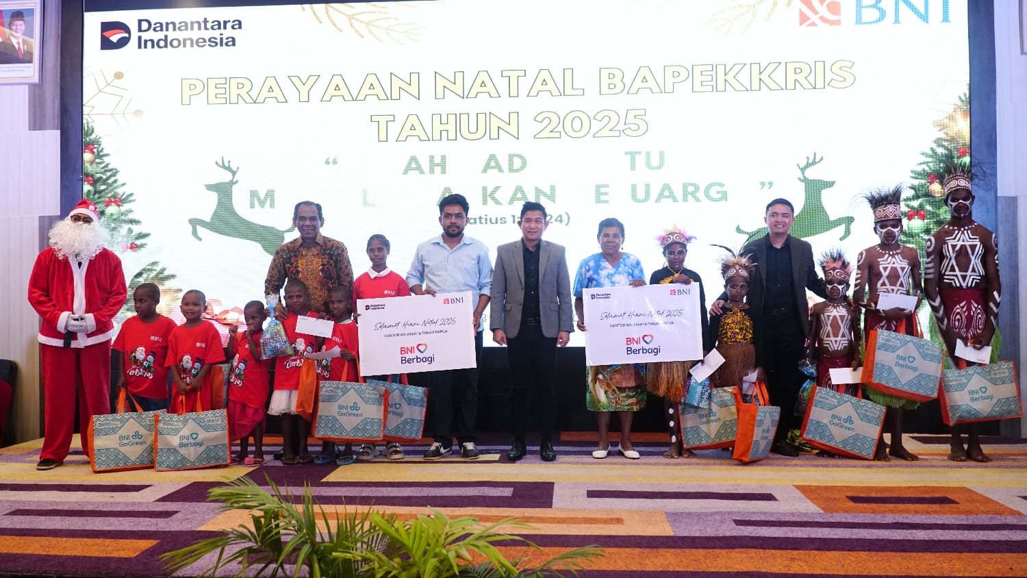 Penyerahan Simbolis Paket Santunan Anak Yatim dan Bingkisan Kepada Anak Panti Asuhan Shalom Arso 8 dan Holei Roo Sentani.(Ceposonline.com/Humas BNI)