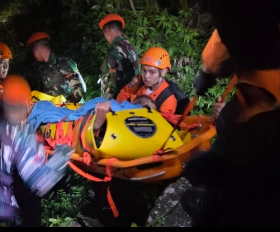 Anggota Basarnas ketika melakukan evakuasi korban di Air Terjun Cyclop Pos 7, Sentani Kota, Kabupaten Jayapura, Sabtu (27/12). (CEPOSONLINE.COM/ISTIMEWA)