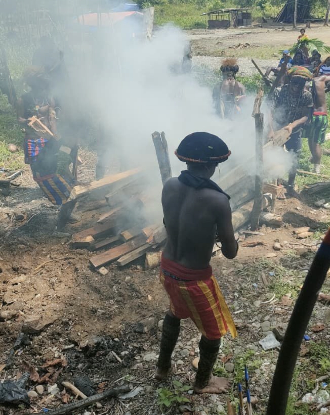 Ritual pembakaran mayat korban bentrok dua kelompok warga di Kampung Amole, Distrik Kwamki Narama, Mimika, Papua Tengah, Senin (29/12/2025). (CEPOSONLINE.COM/Istimewa).