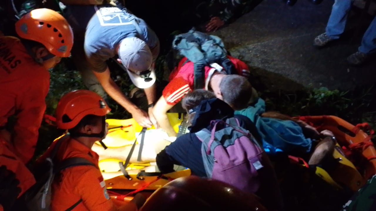 Anggota Basarnas ketika melakukan evakuasi korban di Air Terjun Cyclop Pos 7, Sentani Kota, Kabupaten Jayapura, Sabtu (27/12). (CEPOSONLINE.COM/ISTIMEWA)
