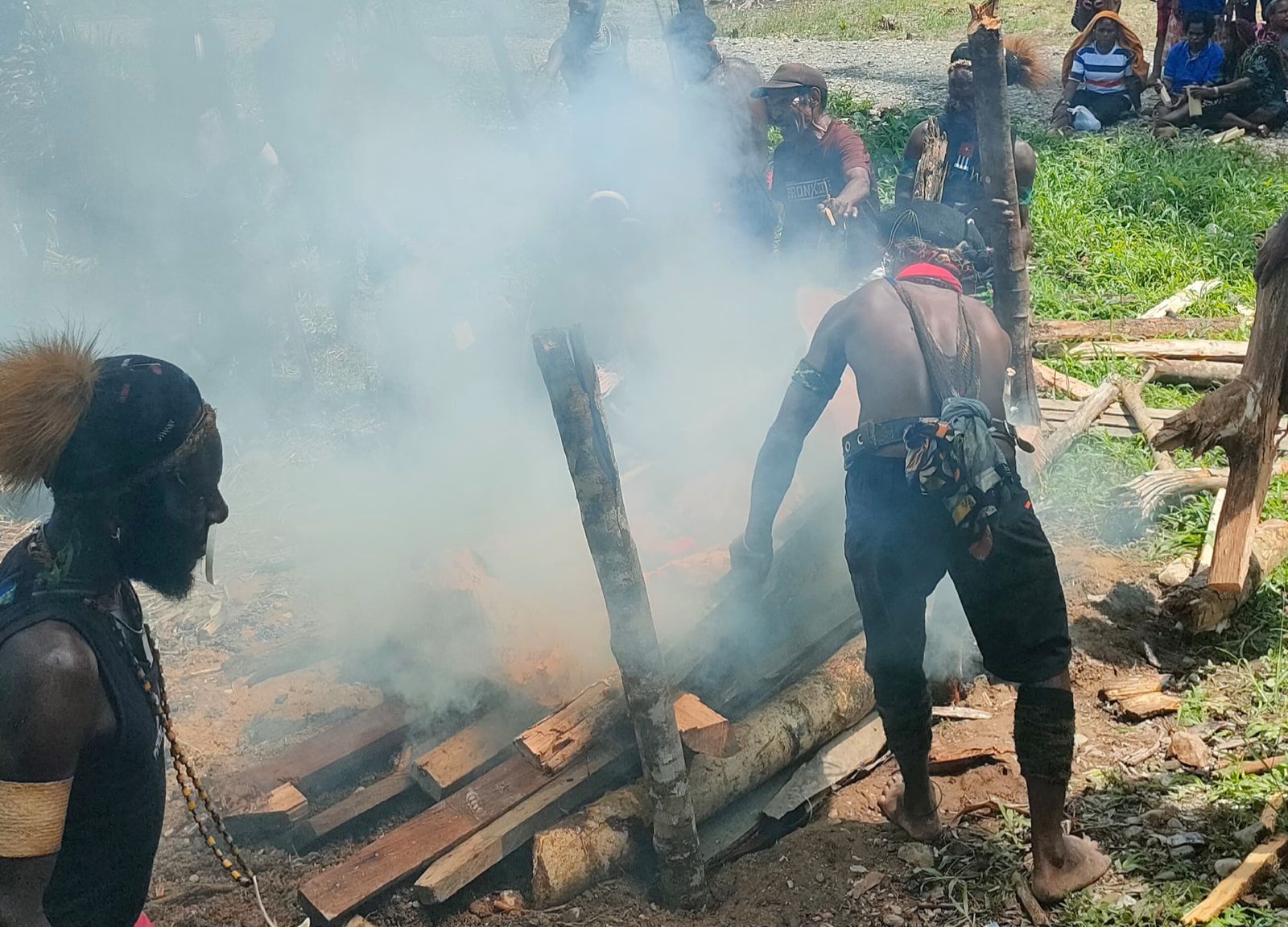 Warga sedang bersiap membakar korban meninggal dunia akibat bentrok Kwamki Narama. Senin (29/12/2025), (Ceposonline.com/Istimewa).