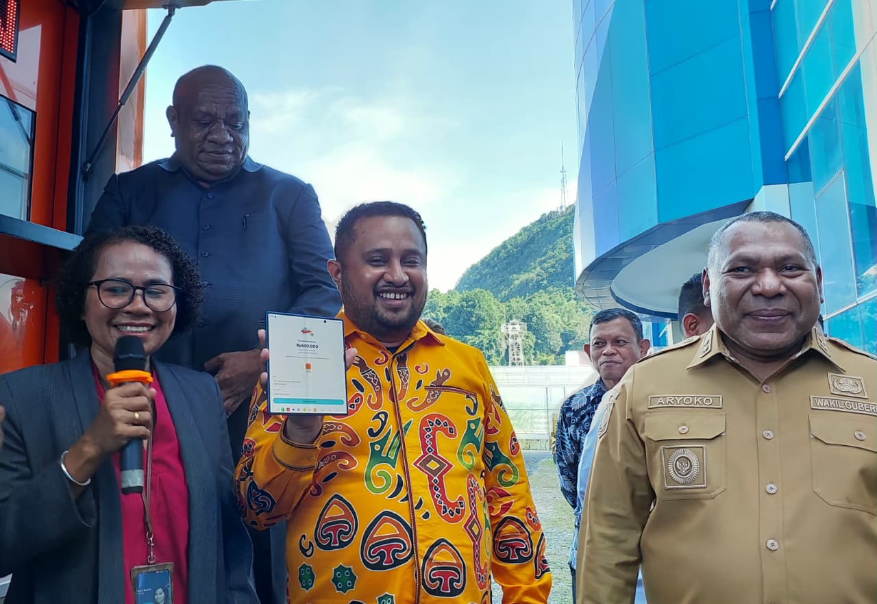 Ketua DPRP Denny H. Bonai saat menunjukkan bukti pembayaran retribusi sampah rumah tangganya melalui sistem digital, di Gedung DPRP, Senin (29/12/2025) (CEPOSONLINE.COM/KAREL)