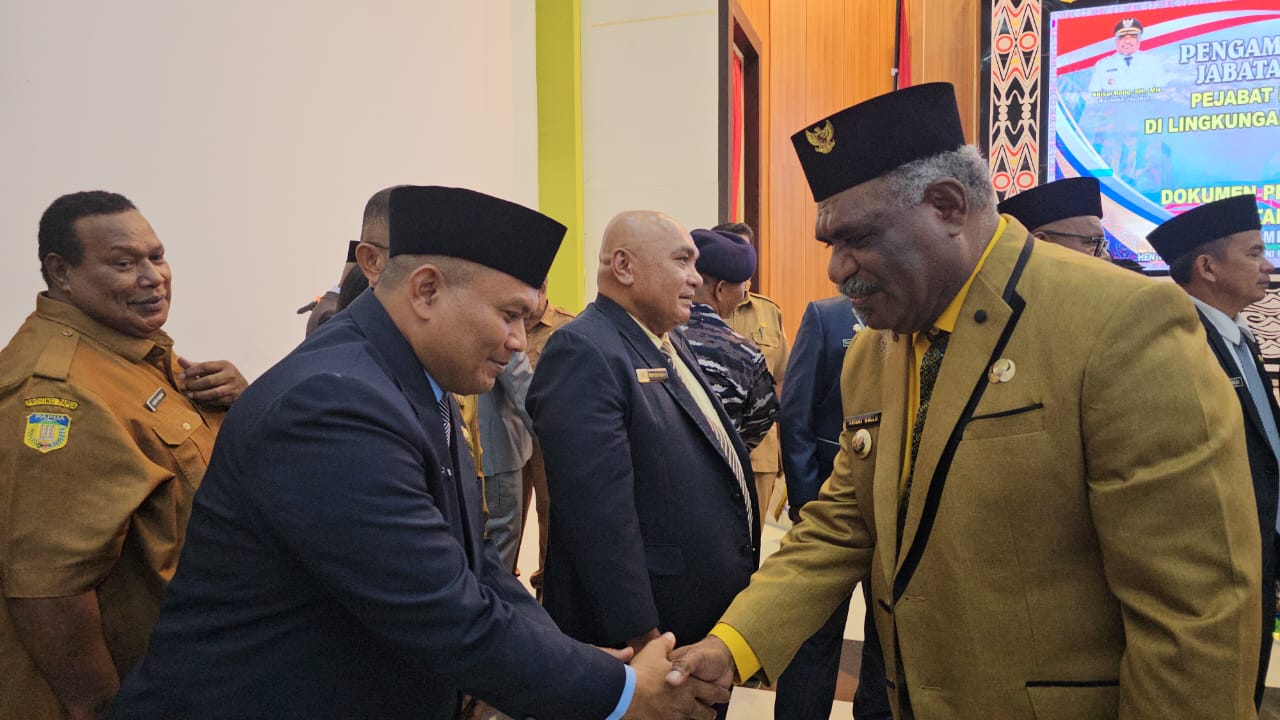 Wali Kota Jayapura, Abisai Rollo saat menyalami pejabat yang baru dilantik, Selasa (30/12/2025). (CEPOSONLINE.COM/HANS PALEN).
