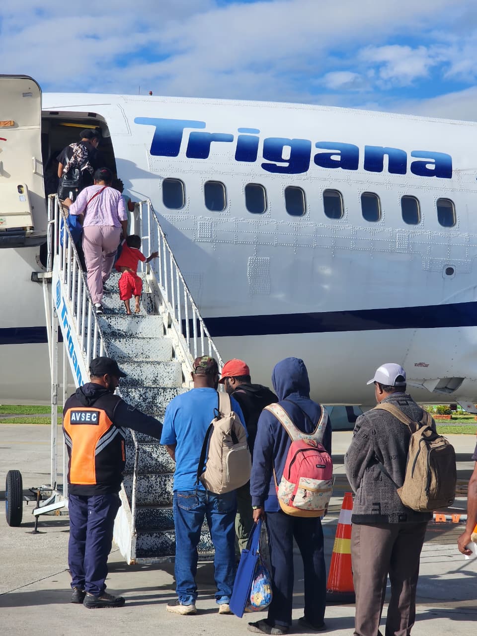 Penumpang dari Wamena sedang mengantri untuk naik ke pesawat Trigana Air Service, Senin (29/12/2025) (CEPOSONLINE.COM/ISTIMEWA)