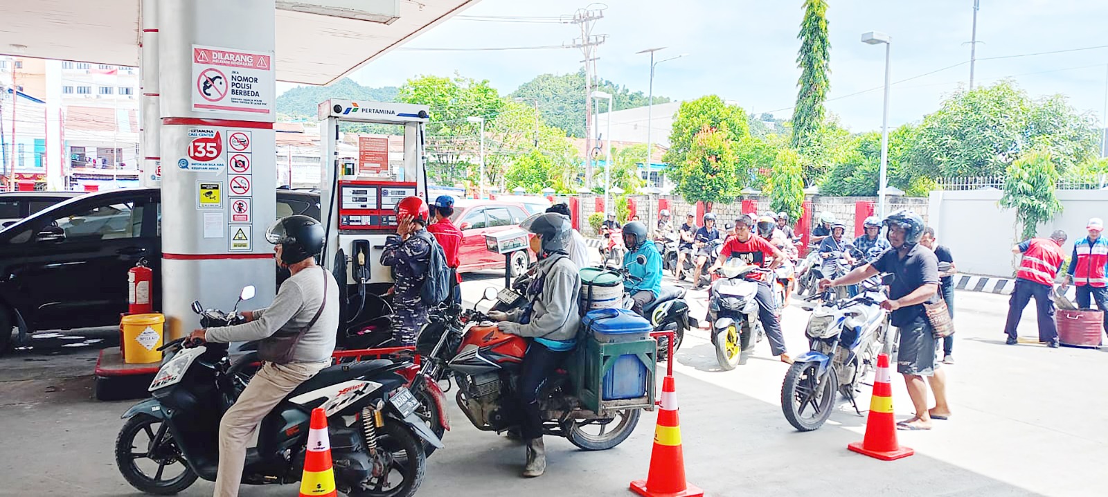 Nampak kendaraan masyarakat saat mengantri pengisian BBM disalah satu SPBU di Kota Jayapura. (CEPOSONLINE.COM/ISTIMEWA).