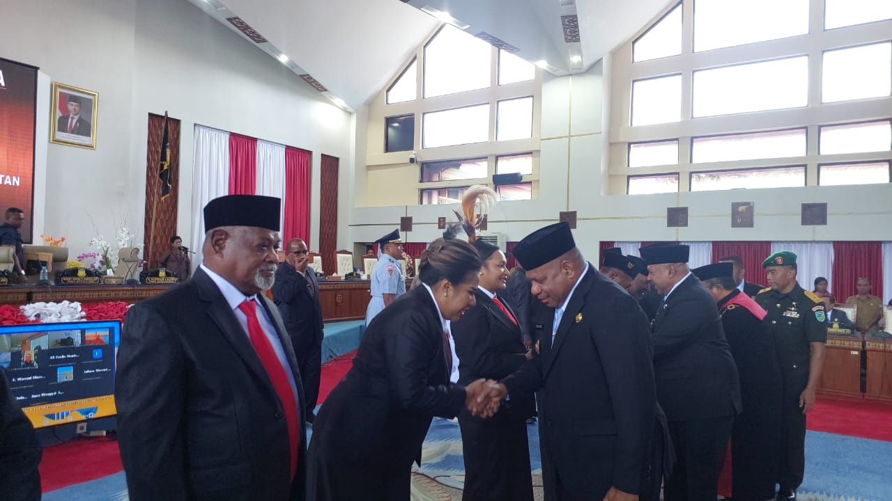 Gubernur Papua bersama pimpinan DPRP memberikan ucapan selamat kepada Anggota DPRP Pengangatan yang baru dilantik di gedung DPRP, Selasa (30/12/2025). (CEPOSONLINE.COM/KAREL)