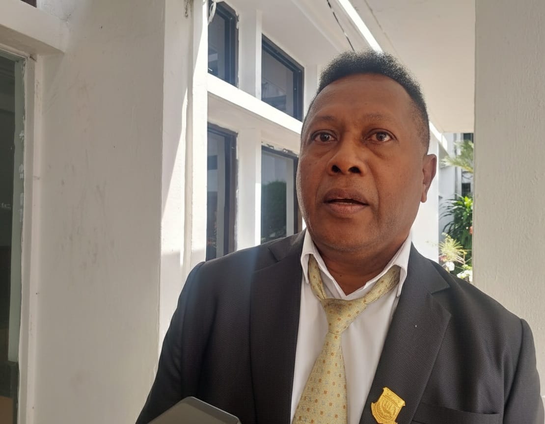 Erik Ohee, Anggota DPRP jalur Otsus, Dapeng Kabupaten Jayapura, resmi dilantik sebagai anggota DPRP. (CEPOSONLINE.COM/Karel)