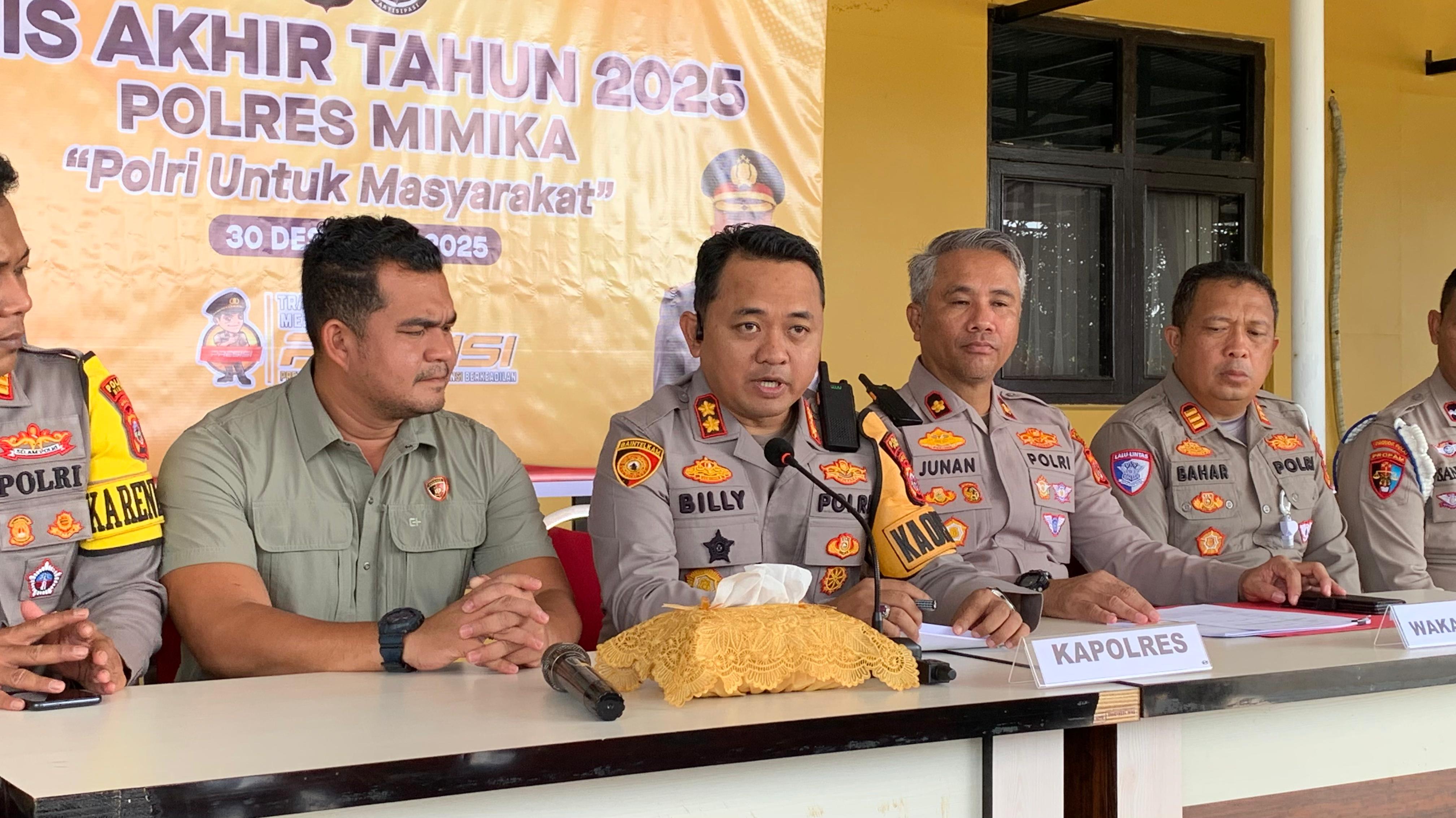 Kapolres Mimika AKBP Billyandha Hildiario Budiman sedang memaparkan Refleksi Akhir Tahun 2025 Polres Mimika, Selasa, (30/12/2025), (Foto: Cenderawasih Pos/Moh. Wahyu Welerubun).