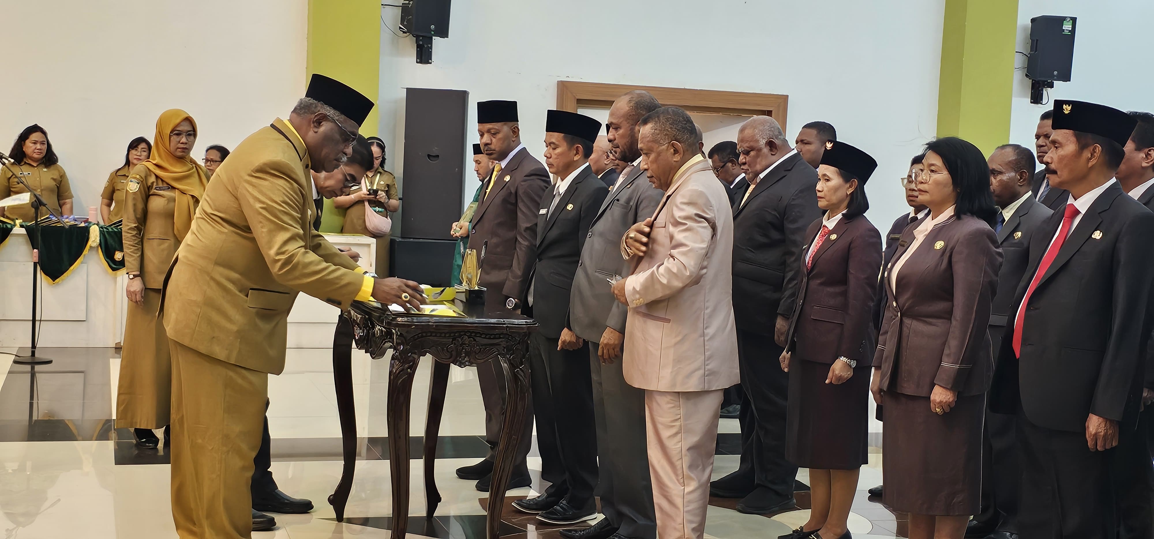 Wali Kota Jayapura, Abisai Rollo saat melantik 26 pejabat eselon II di Pemkot Jayapura, Selasa (30/12/2025). (CEPOSONLINE.COM/HANS PALEN)