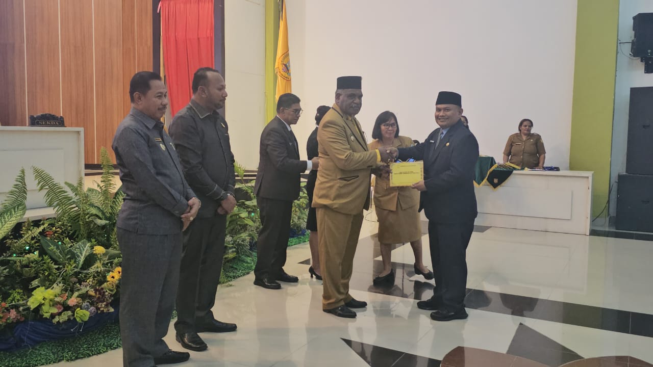 Wali Kota Jayapura, Abisai Rollo saat menyerahkan DPA 2026 kepada Kepala Dinas PUPR, Asep Khalid. (CEPOSONLINE.COM/HANS PALEN)