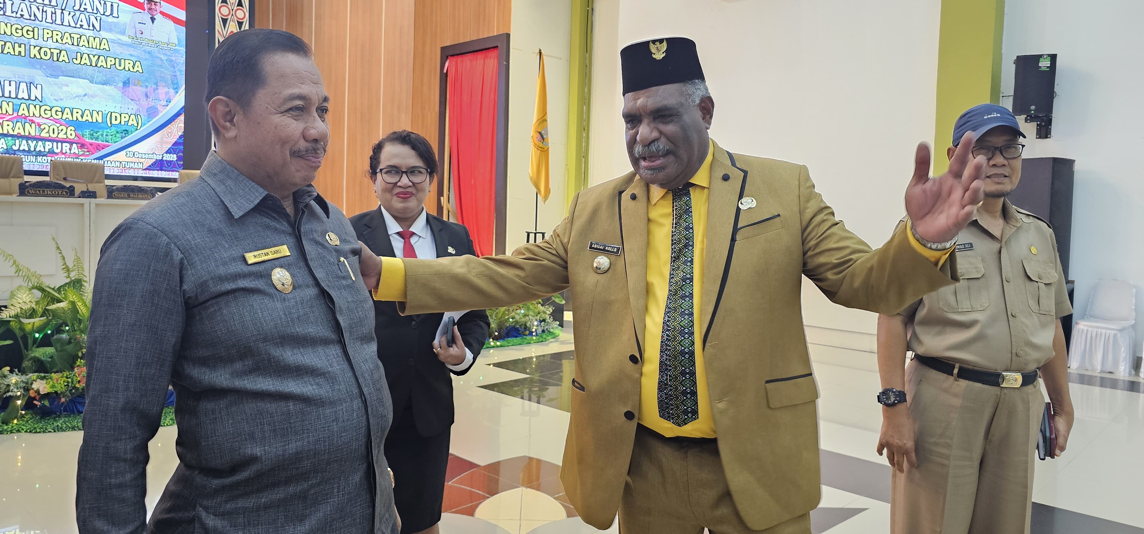 Wali Kota Jayapura, Abisai Rollo saat berbincang dengan Wakil Wali Kota, Rustan Saru. (CEPOSONLINE.COM/HANS PALEN)