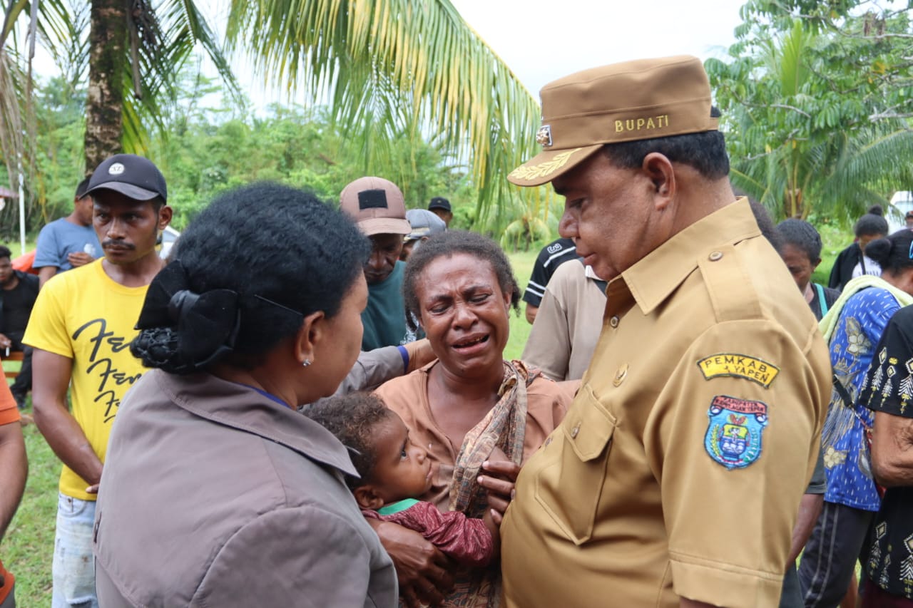 Bupati Yapen, Benyamin Arisoy mendatangi langsung korban kecelakaan laut di Distrik Raimbawi, Selasa (30/12/2025).(Ceposonline.com/Humas Pemda Yapen)
