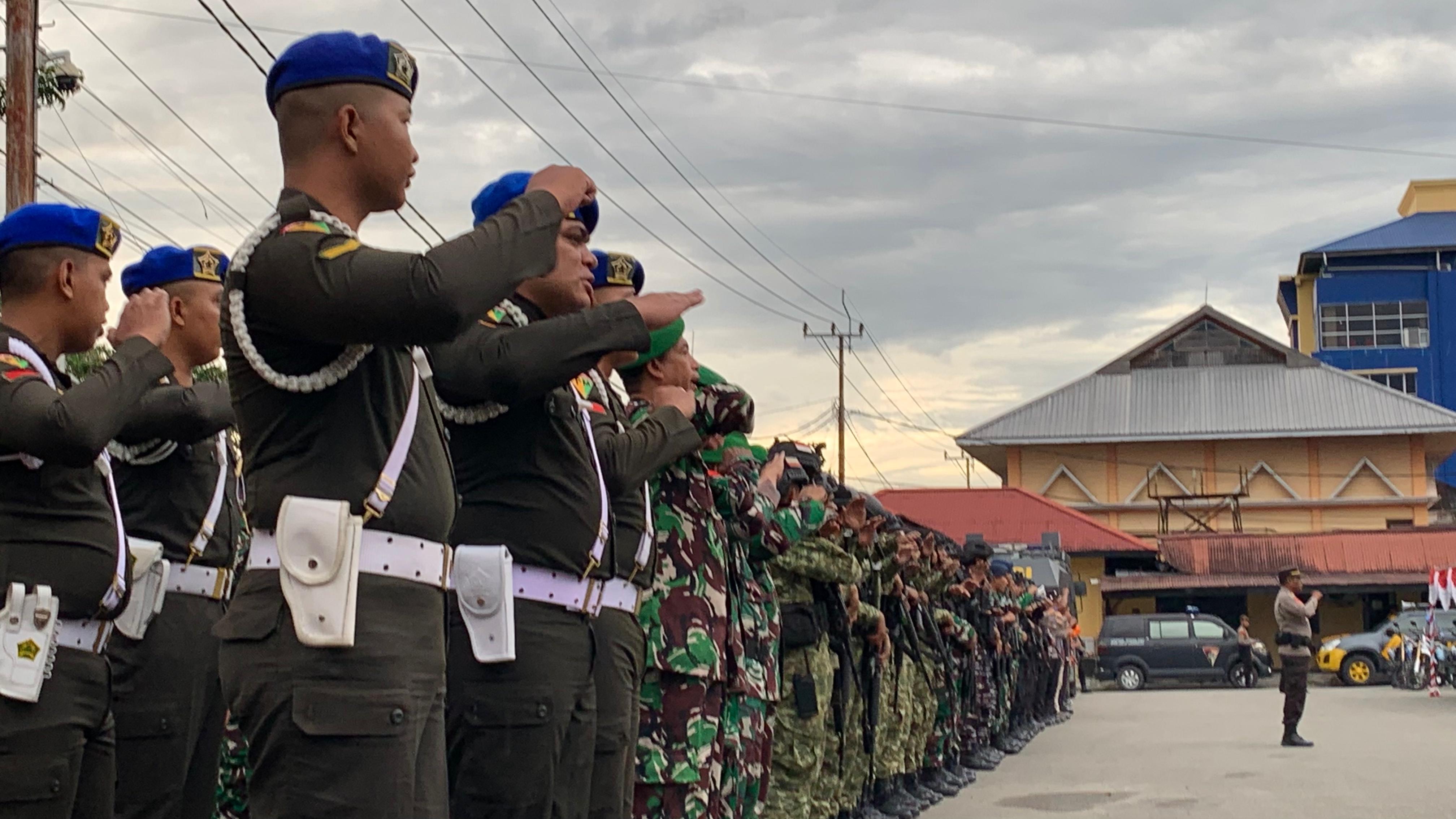 Personel yang mengikuti apel pengamanan di halaman Sentra Pelayanan Polres Mimika, Rabu (31/12/2025). (Foto: Cenderawasih Pos/Moh. Wahyu Welerubun).