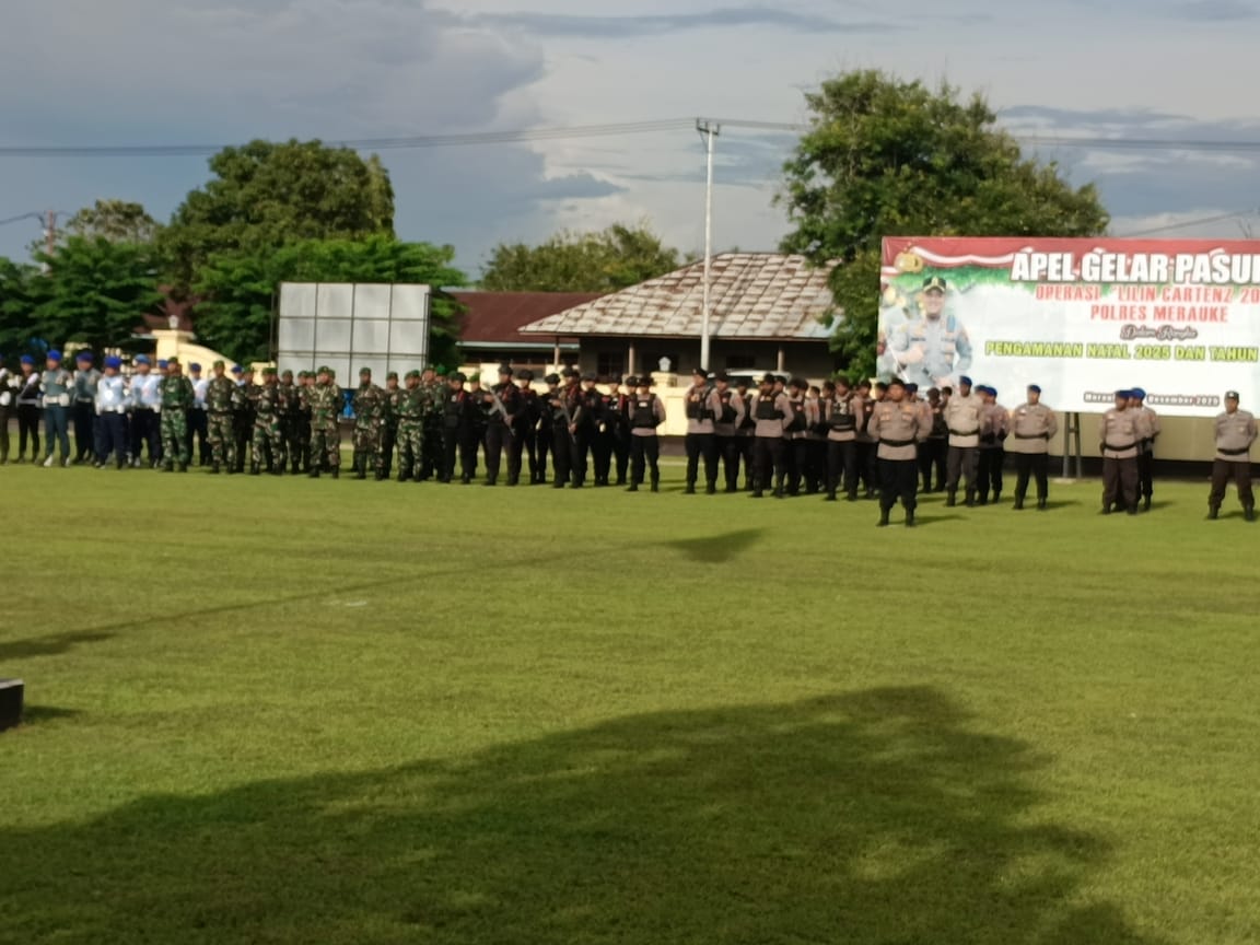 Personel Polres Merauke, Brimob yang dibackup dari TNI AD, AL dan AU serta Satpol PP saat mengikuti apel pengamanan pergantian tahun di Lapangan Apel Mapolres Merauke, Rabu (31/12/2025)