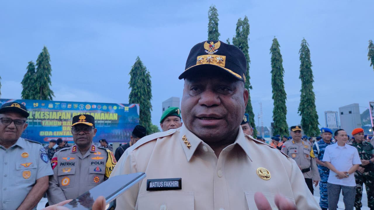 Gubernur Papua, Matius D Fakhiri usai memimpin apel kesiapan pengamanan Tahun Baru 2026, di halaman kantor gubernur, Rabu (31/12/2025).(Ceposonline.com/Elfira).