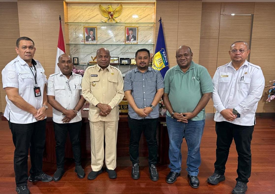 Pimpinan DPRP foto bersama usai melakukan koordinasi dengan Gubernur Papua terkait laka laut di Yapen, Rabu (31/12/2025) (ceposonline.com/Karel)