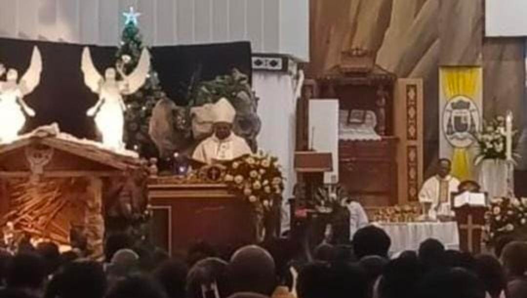 Uskup Keuskupan Timika, Mgr. Bernardus Bofitwos Baru, OSA saat memimpin Misa pergantian tahun 2025 di Gereja Katedral Tiga Raja Timika, Rabu 31 Desember 2025. (Ceposonline.com/Moh. Wahyu Welerubun).