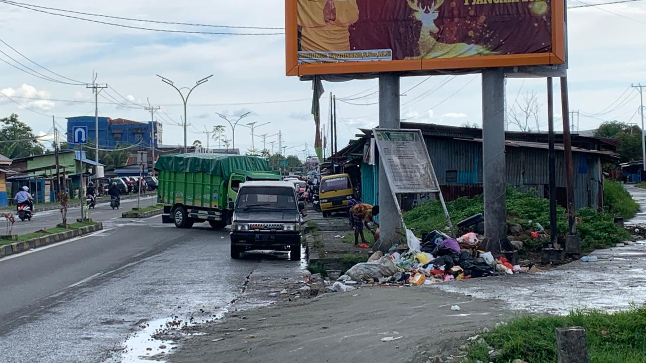 Tumpukan sampah di salah satu TPS di Jalan Yos Soedarso Timika, tepatnya di dekat lapangan Jayanti, samping lorong Futsal, Jumat (2/1/2025). ( Ceposonline.com//Moh. Wahyu Welerubun).
