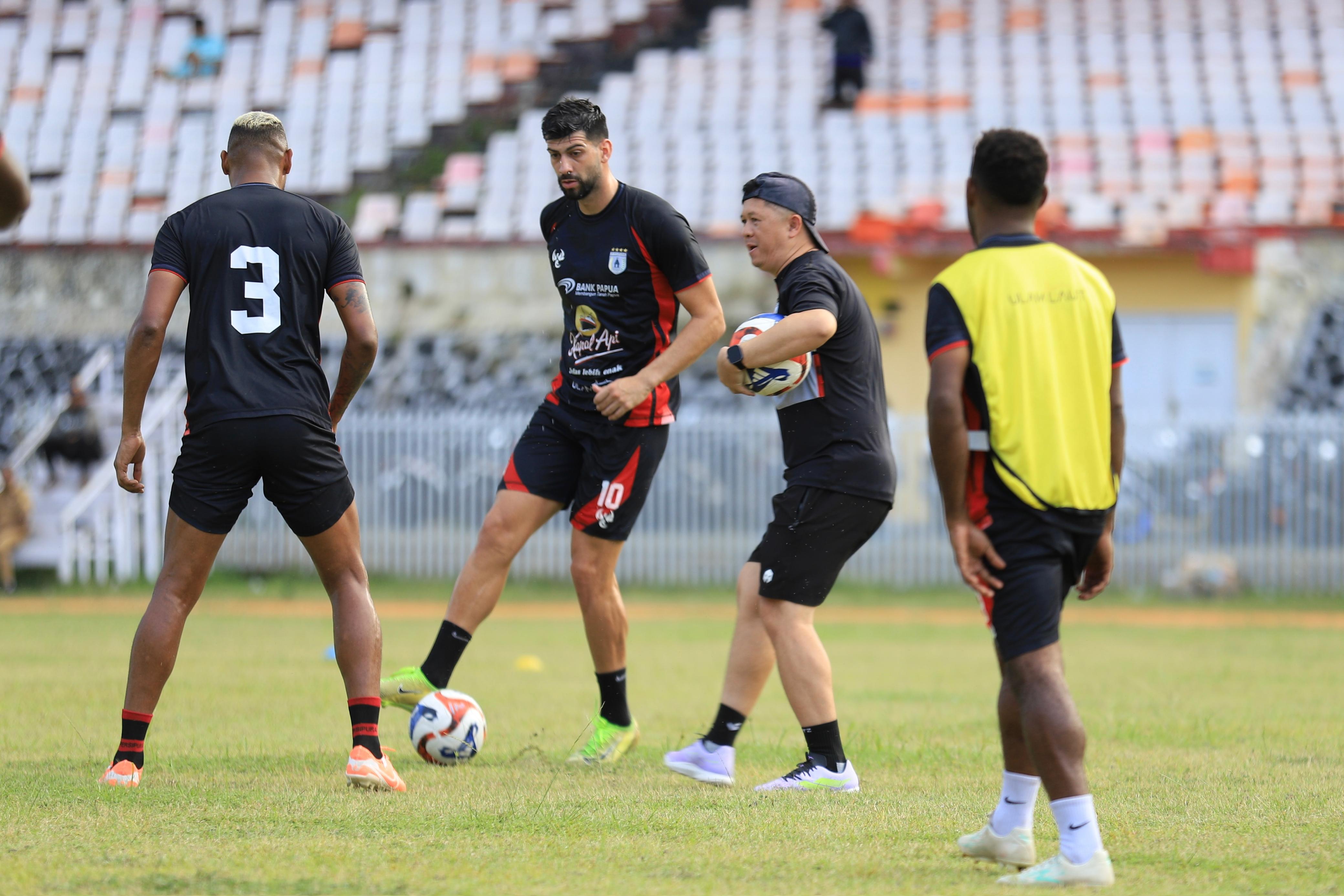 Matheus Silva ketika berlatih bersama rekan-rekannya di stadion Mandala beberapa waktu lalu. Matheus Silva dirumorkan akan bergabung dengan Persela Lamongan. (Ceposonline.com/erik)