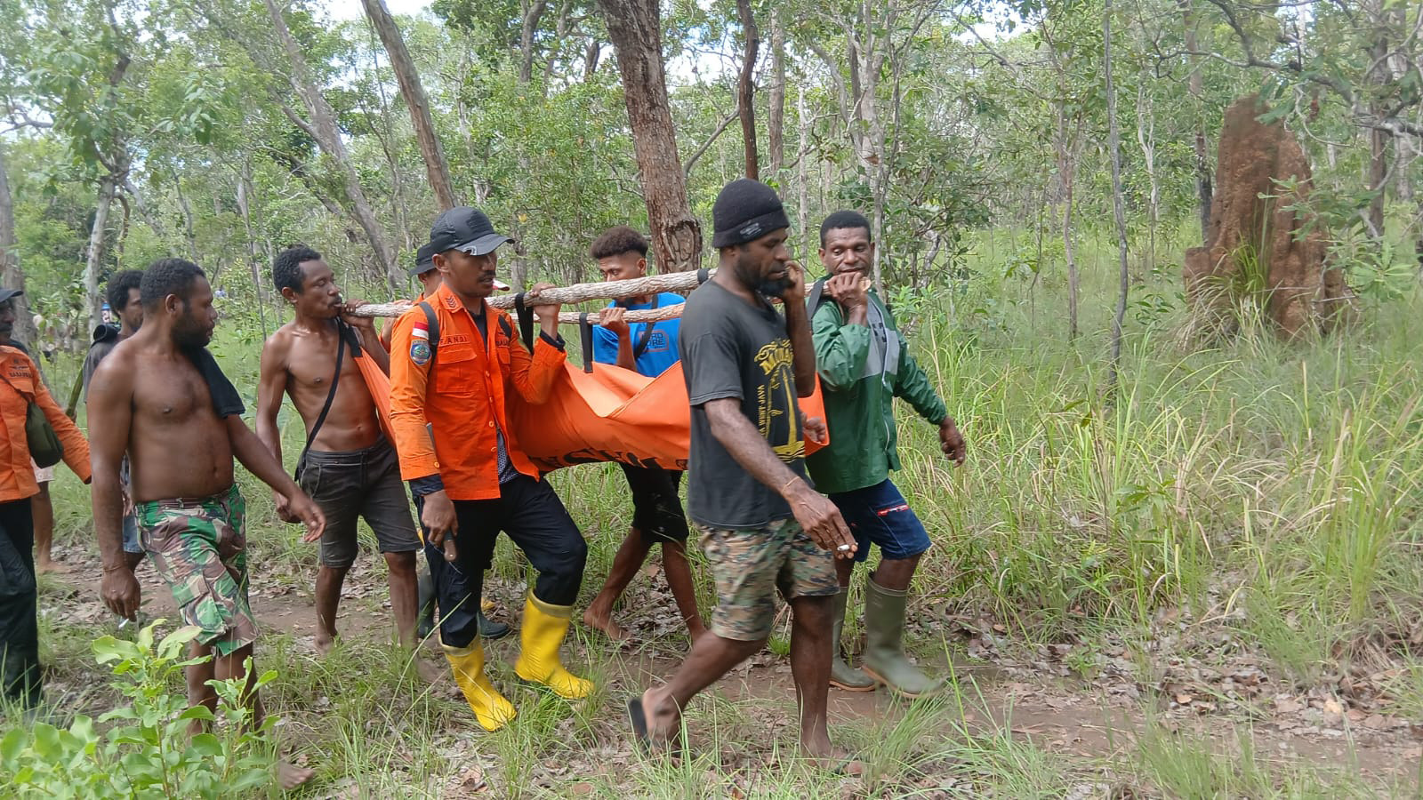 Warga Sota Gabriel Mahuze yang ditandu oleh Tim SAR gabungan seteah berhasil menemukannya dalam kondisi lemas dan lecet-lecet pada bagian kaki, Sabtu (3/1/2025). (Ceposonline.com/Istimewa)