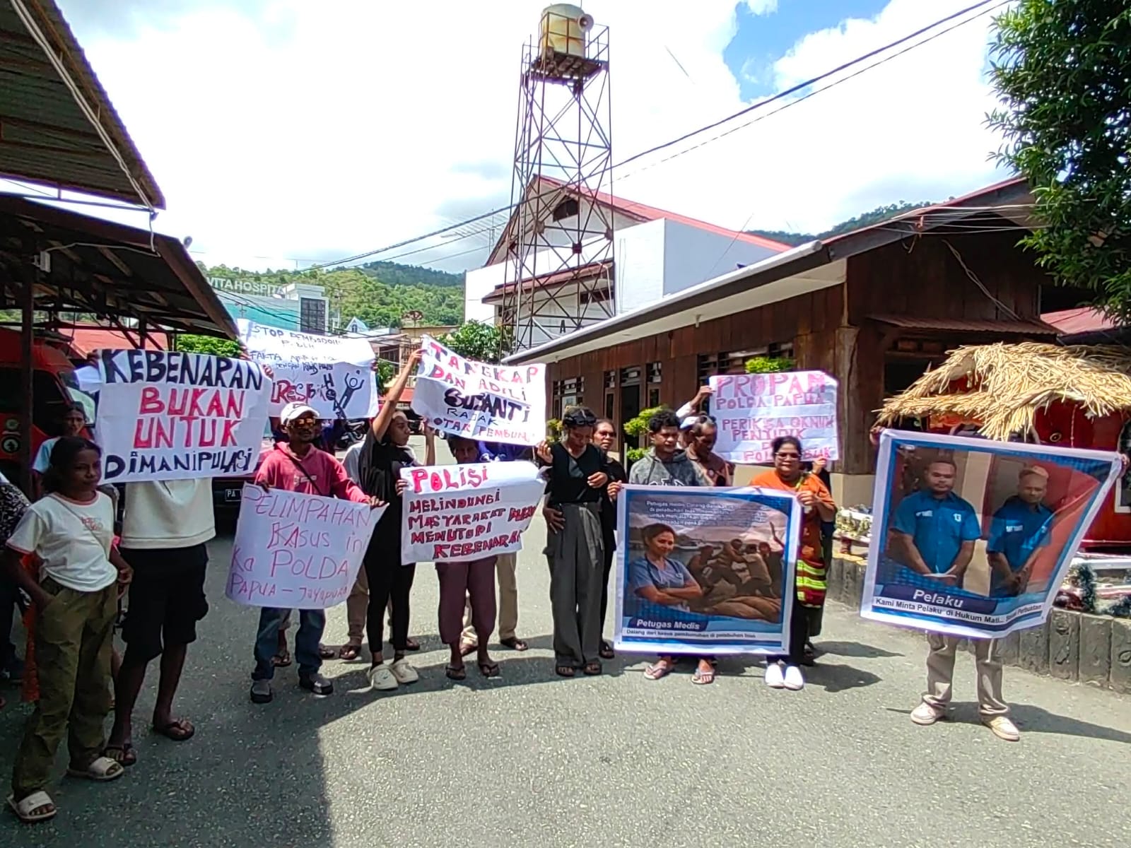 Keluarga Korban Insiden di Pelabuhan Biak, datangi Mapolda Papua, Selasa (30/12/2025). (CEPOSONLINE.COM ISTIMEWA)