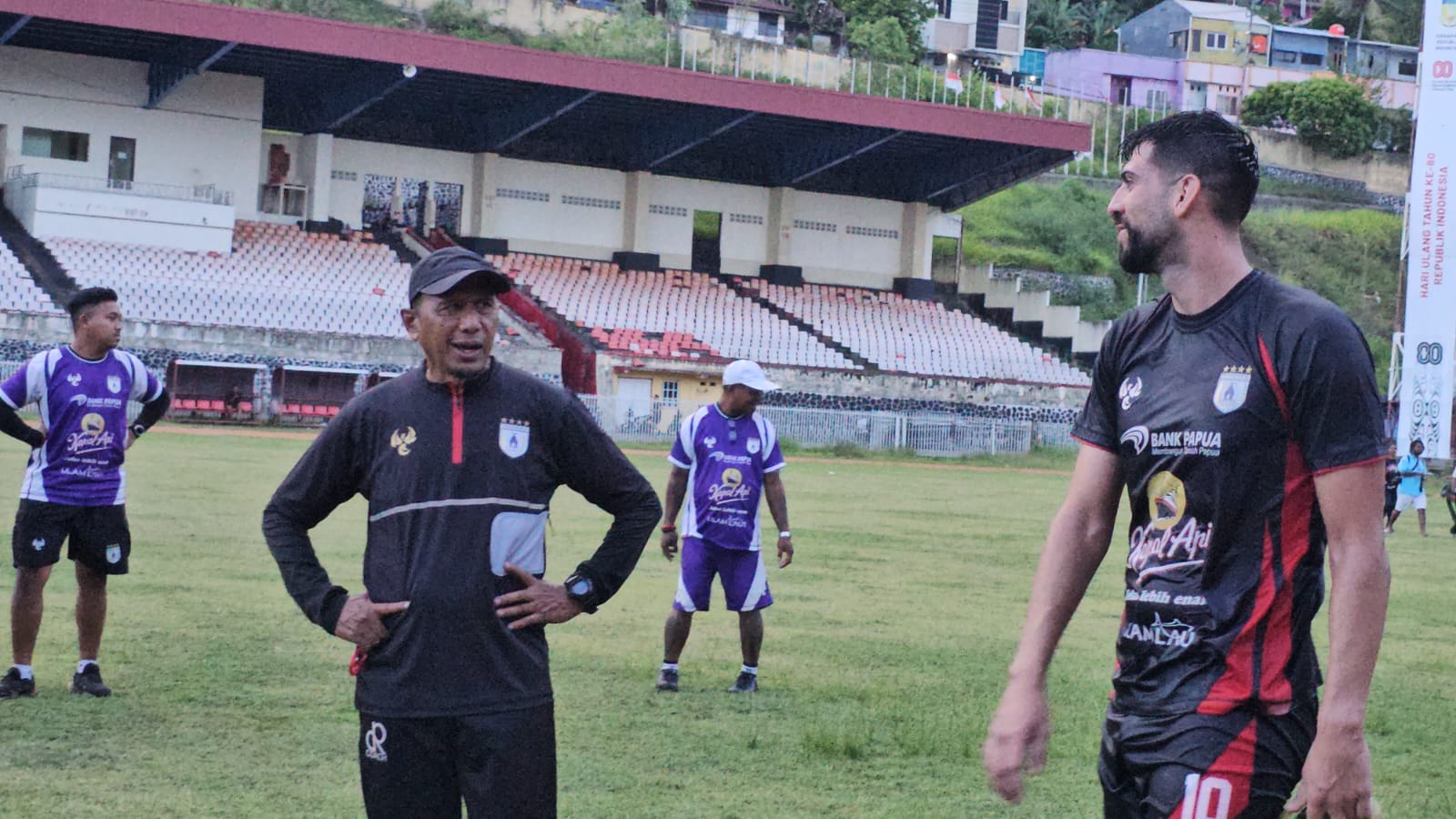 Matheus Da Silva saat berbincang dengan Pelatih Persipura, Rahmad Darmawan.(CEPOSONLINE.COM/HANS PALEN).