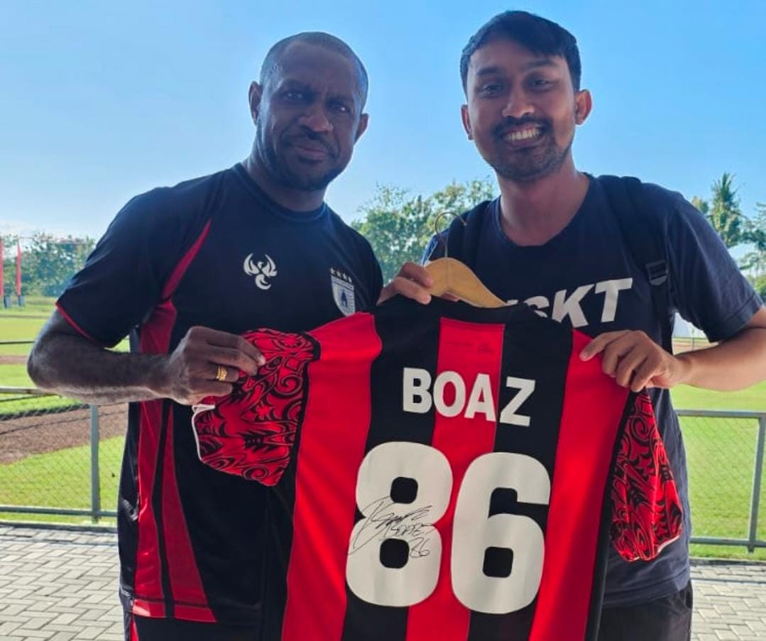 Boaz Solossa saat bertemu dengan pengemarnya di Yogyakarta saat TC tim Persipura dibulan Juli 2025 lalu. (CEPOSONLINE.COM/HANS PALEN).