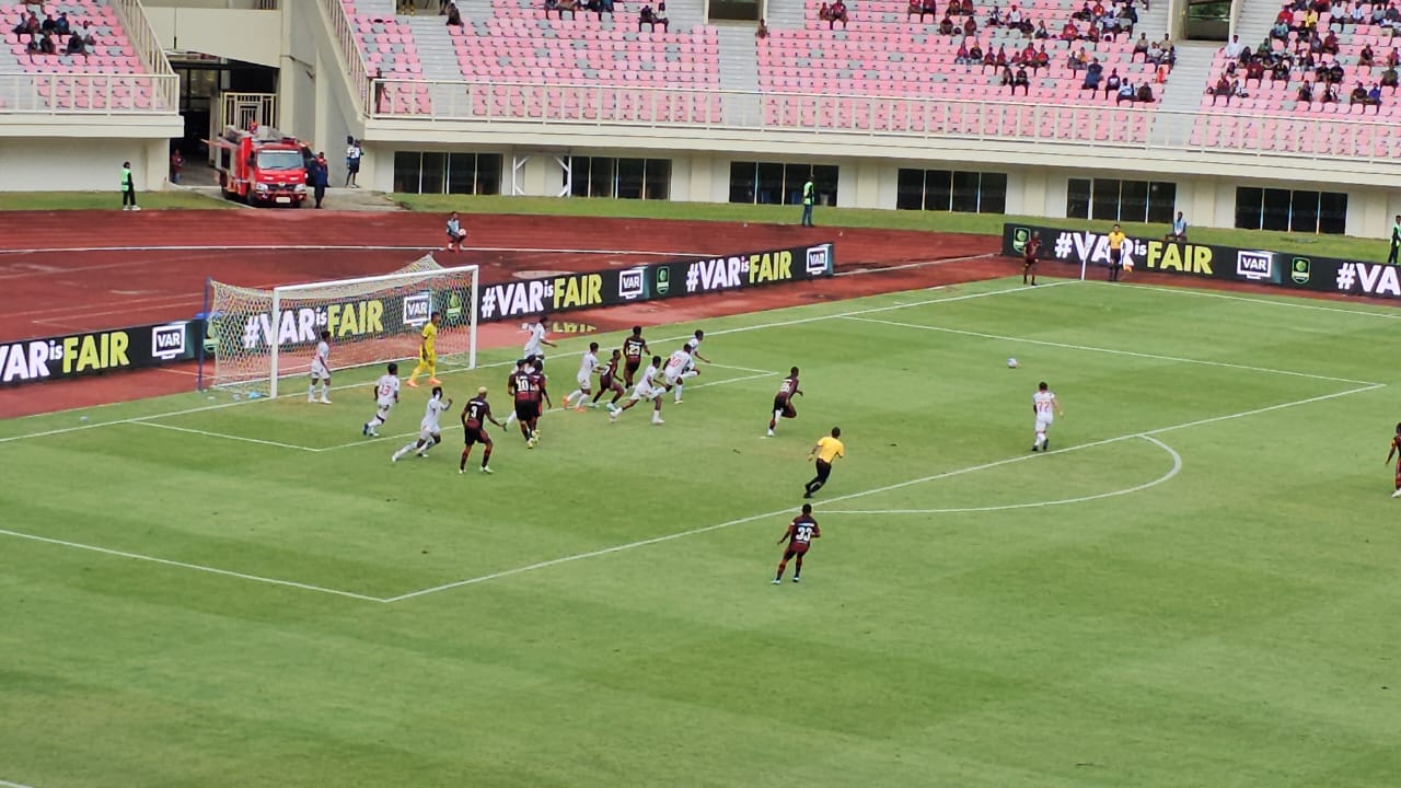 Para Pemain Persipura dan Deltras saat bertanding di Stadion Lukas Enembe, Minggu (4/1/2026). (CEPOSONLINE.COM/HANS PALEN).