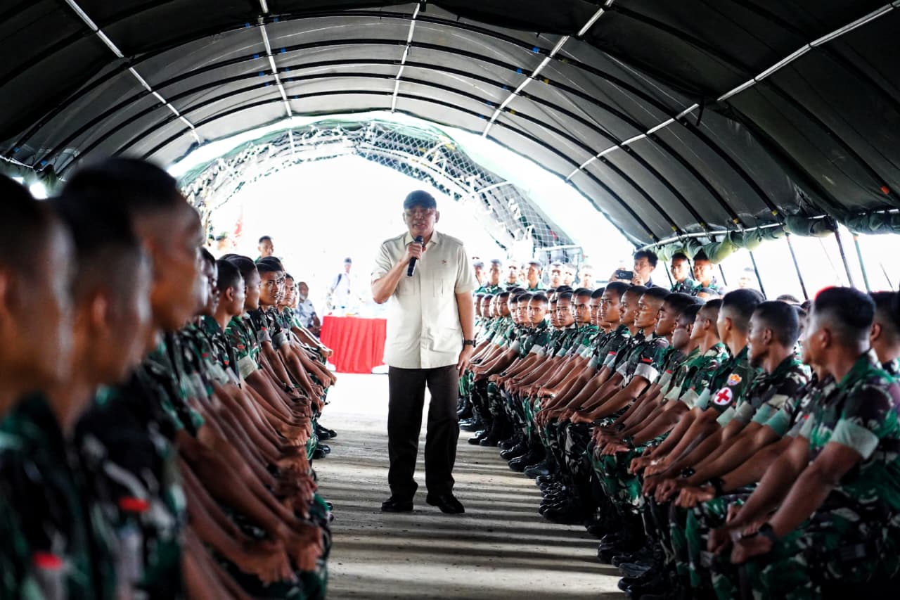 Pemalangan lokasi Proyek Strategis Nasional (PSN) yang dilakukan pemilik ulayat di Kampung Wanam Distrik Ilwayab menarik perhatian pemerintah pusat. Pemilik ulayat memalang menggunakan salib merah.