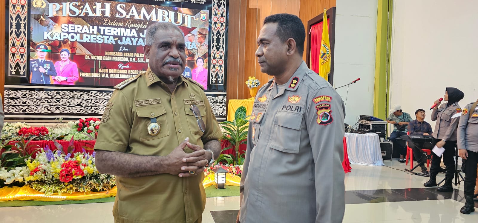 Wali Kota Jayapura, Abisai Rollo saat berdiskusi dengan Kapolresta Jayapura Kota, Fredrickus Williamson Agustinus Maclarimboen. (CEPOSONLINE.COM/HANS PALEN).