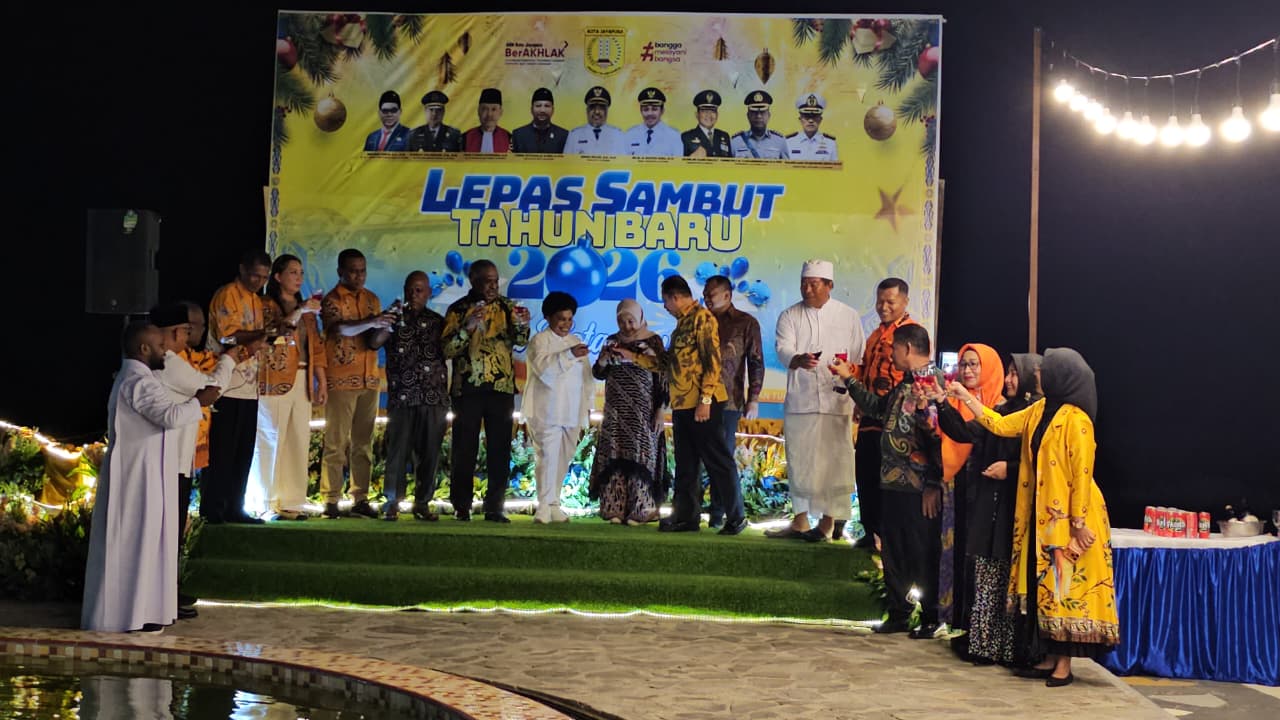 Wali Kota Jayapura, Abisai Rollo dan Wakil Wali Kota, Rustan Saru saat acara tos pada acara Lepas Sambut Tahun Baru 2026 di Cafe Jimbaran, Sabtu ( 3/1/2026). (CEPOSONLINE.COM/HANS PALEN).