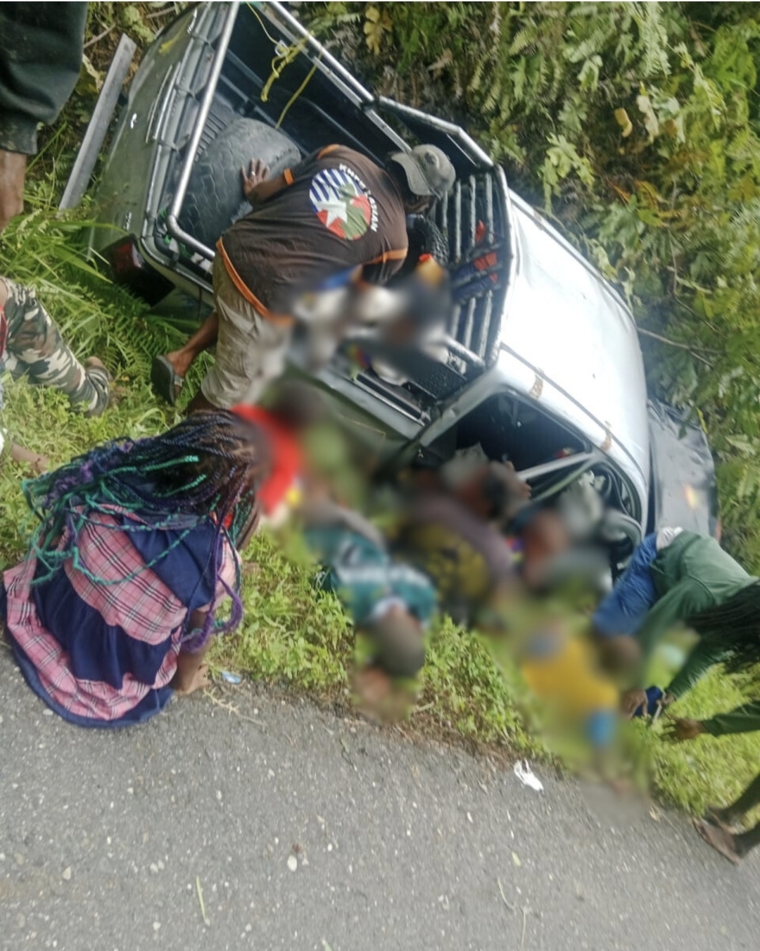 Kondisi mobil yang membawa puluhan penumpang dan terbalik di Jalan trans Yalimo, Selasa (6/1/2025). (CEPOSONLINE.COM/ISTIMEWA