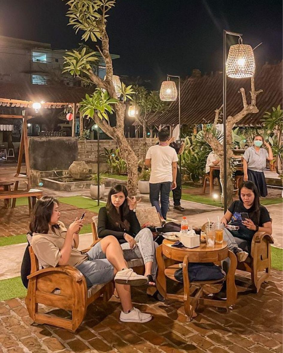 Potret Beberapa Anak muda yang sedang menikmati pesanan mereka di cafe. (Pinterest)